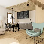 Front In Apartman
